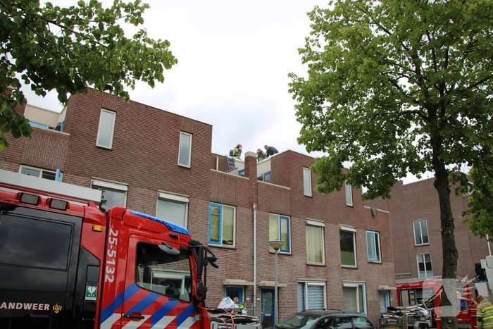 Gloednieuw dak van woning opengezaagd na brand