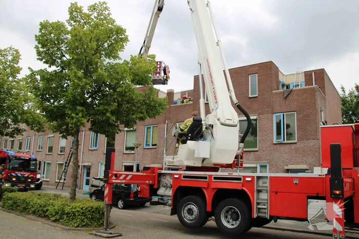 Gloednieuw dak van woning opengezaagd na brand