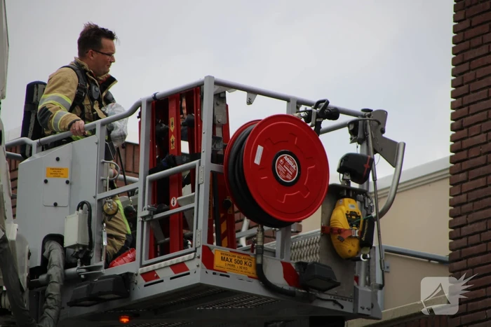 Gloednieuw dak van woning opengezaagd na brand