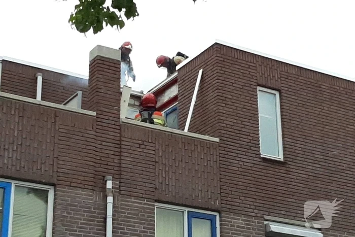 Gloednieuw dak van woning opengezaagd na brand