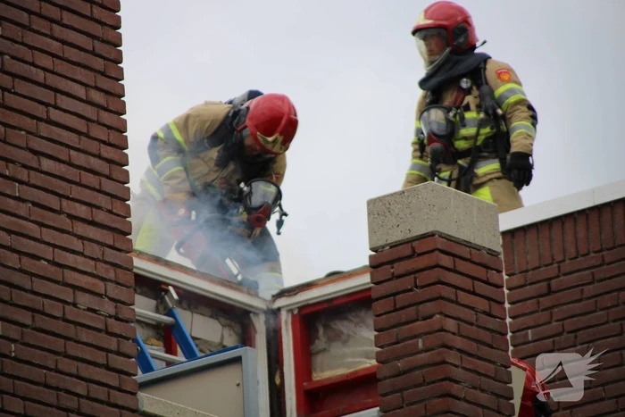 Gloednieuw dak van woning opengezaagd na brand