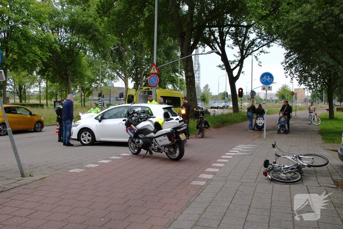 Fietser geschept door afslaande personenauto