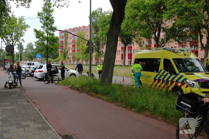 Fietser geschept door afslaande personenauto