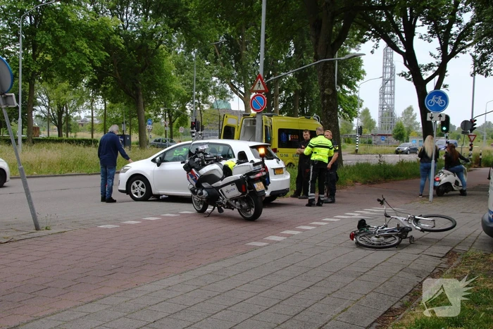 Fietser geschept door afslaande personenauto
