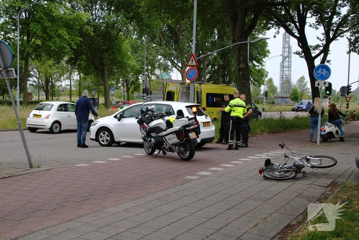 Fietser geschept door afslaande personenauto