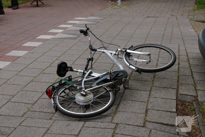 Fietser geschept door afslaande personenauto
