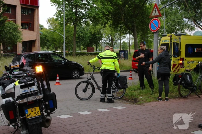 Fietser geschept door afslaande personenauto