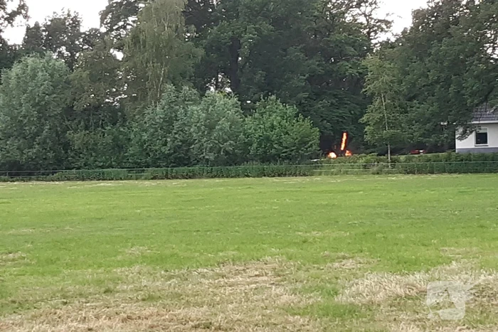 Brandweer blust afvalbrand