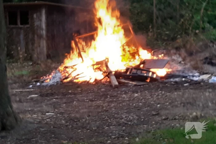 Brandweer blust afvalbrand