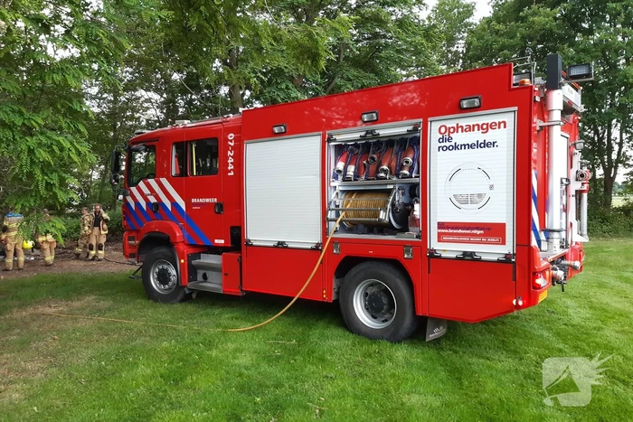 Brandweer blust afvalbrand