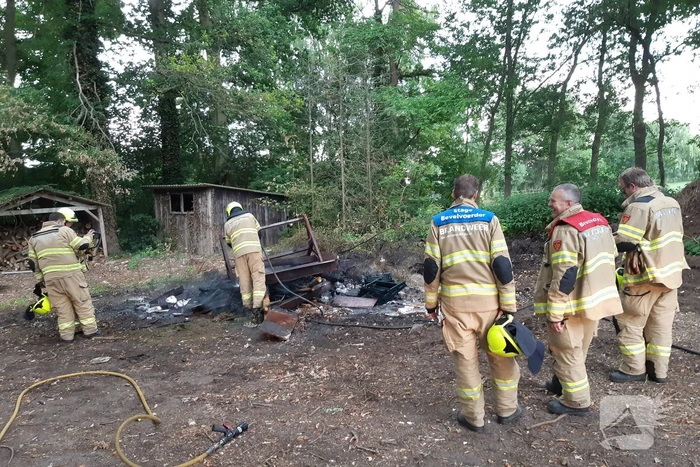 Brandweer blust afvalbrand