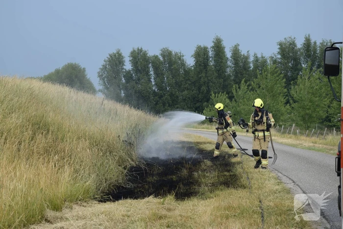 Opnieuw stuk dijk in brand