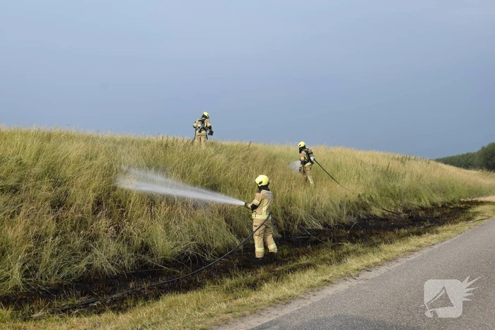 Opnieuw stuk dijk in brand