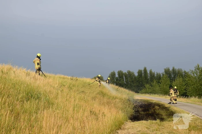Opnieuw stuk dijk in brand