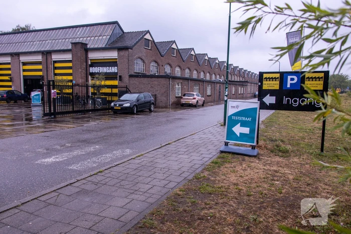 Corona-drive-thru in Rijtuigenloods geopend