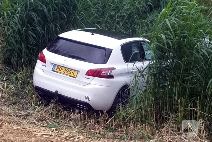 Auto vliegt van de weg belandt in sloot
