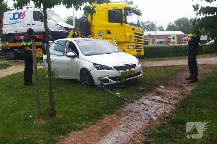 Auto vliegt van de weg belandt in sloot