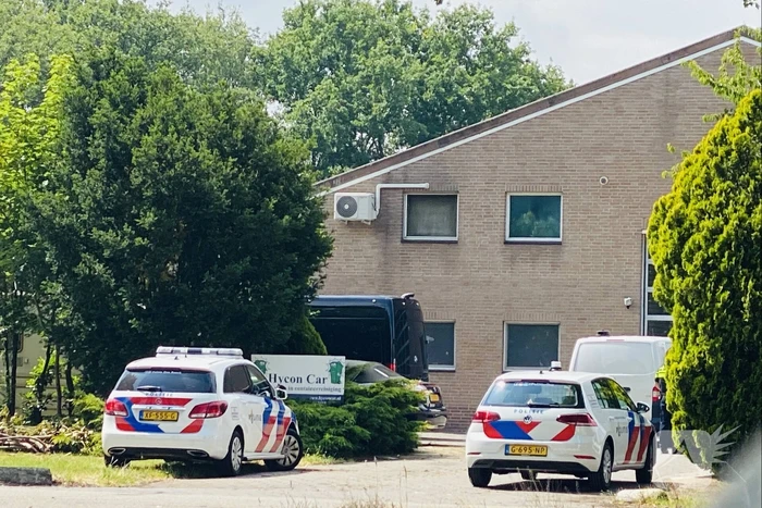 Politie doet inval in bedrijfspand