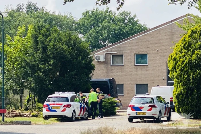 Politie doet inval in bedrijfspand