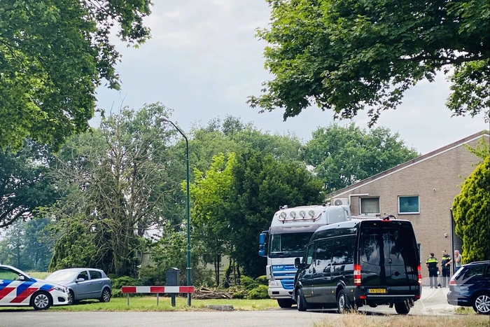 Politie doet inval in bedrijfspand