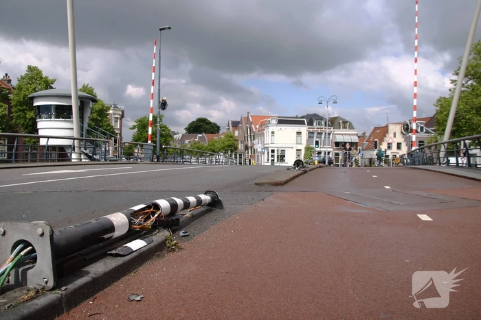 Twee verkeerslichten volledig uit de grond gereden