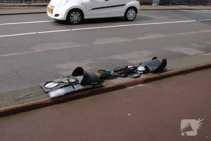 Twee verkeerslichten volledig uit de grond gereden