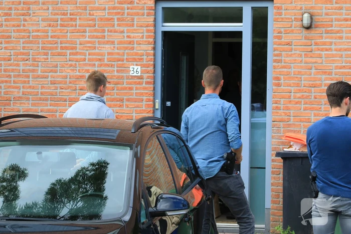 Meerdere personen aangehouden bij inval in woning door arrestatieteam