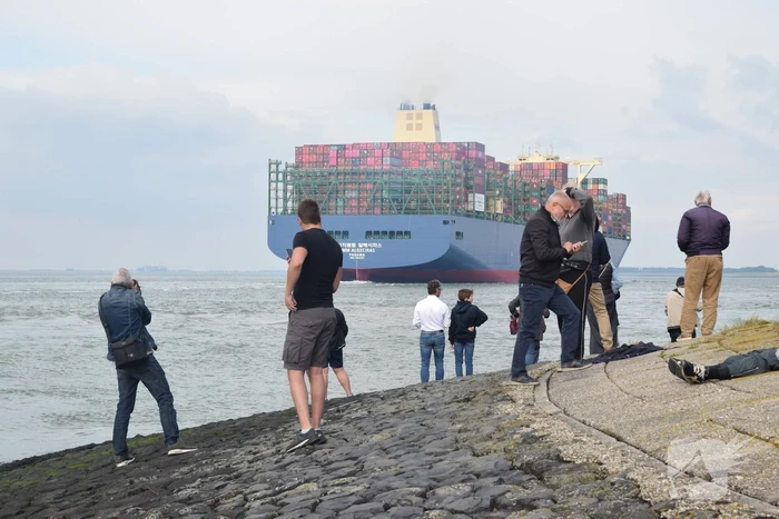 Grote drukte bij passeren van de HMM Algeciras bij Terneuzen