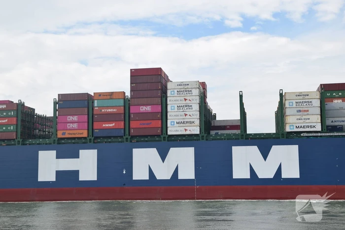 Grote drukte bij passeren van de HMM Algeciras bij Terneuzen