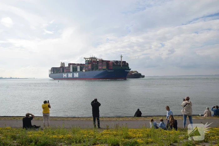 Grote drukte bij passeren van de HMM Algeciras bij Terneuzen