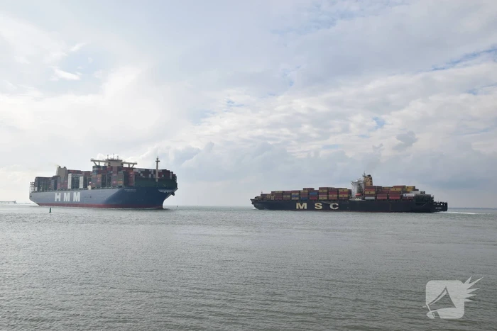 Grote drukte bij passeren van de HMM Algeciras bij Terneuzen