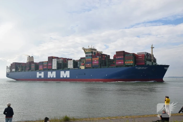 Grote drukte bij passeren van de HMM Algeciras bij Terneuzen