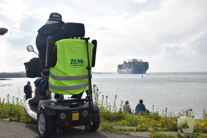 Grote drukte bij passeren van de HMM Algeciras bij Terneuzen