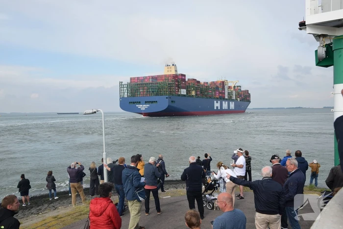 Grote drukte bij passeren van de HMM Algeciras bij Terneuzen