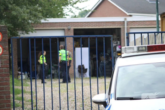 Onderzoek in garagebox naar vermoedelijke grondstoffen voor de productie van drugs