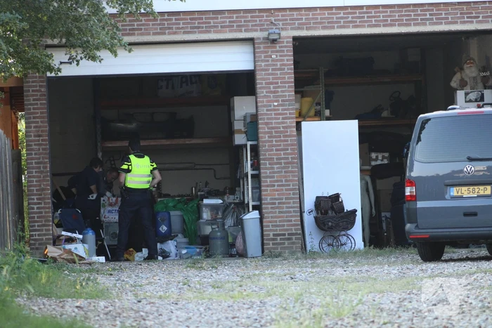 Onderzoek in garagebox naar vermoedelijke grondstoffen voor de productie van drugs
