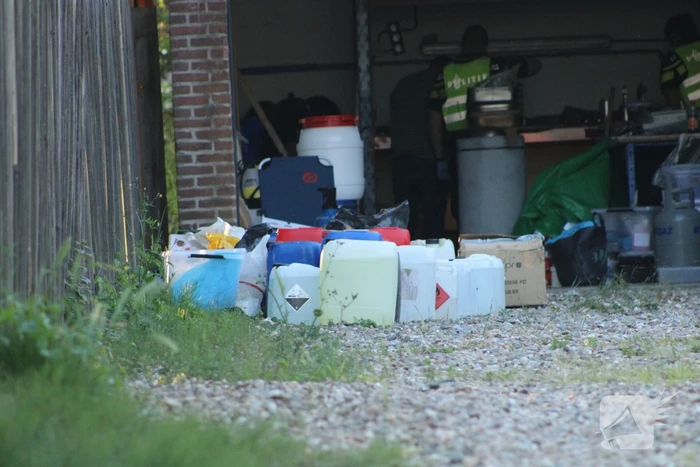 Onderzoek in garagebox naar vermoedelijke grondstoffen voor de productie van drugs