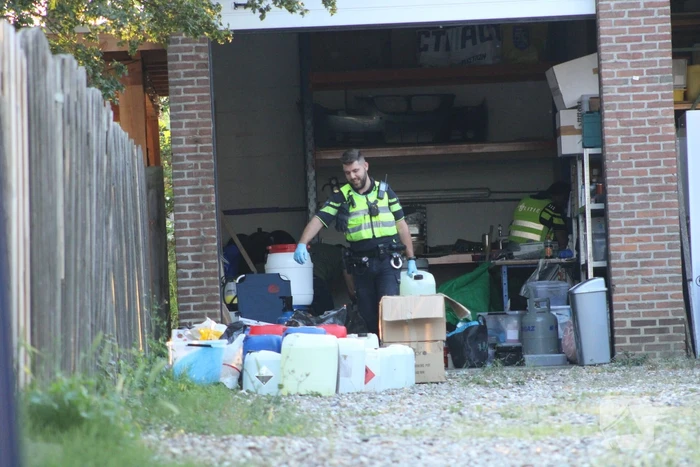 Onderzoek in garagebox naar vermoedelijke grondstoffen voor de productie van drugs