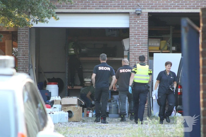 Onderzoek in garagebox naar vermoedelijke grondstoffen voor de productie van drugs