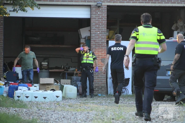 Onderzoek in garagebox naar vermoedelijke grondstoffen voor de productie van drugs