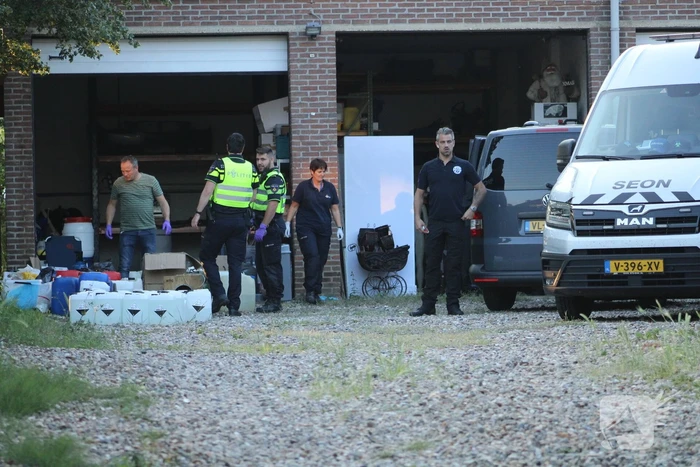 Onderzoek in garagebox naar vermoedelijke grondstoffen voor de productie van drugs