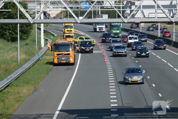 Aanhanger met zand slaat over de kop