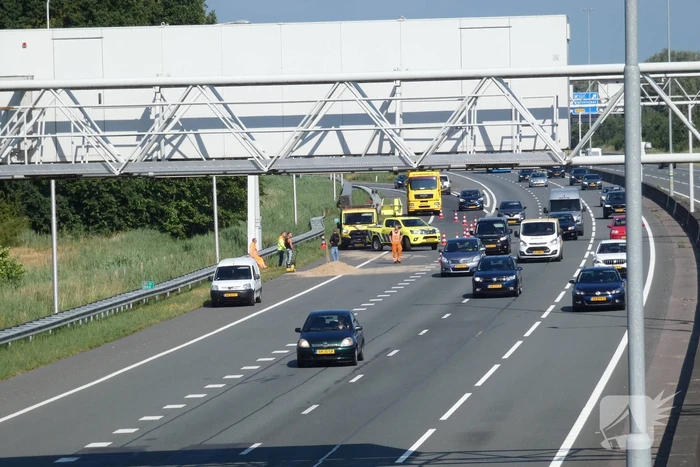 Aanhanger met zand slaat over de kop