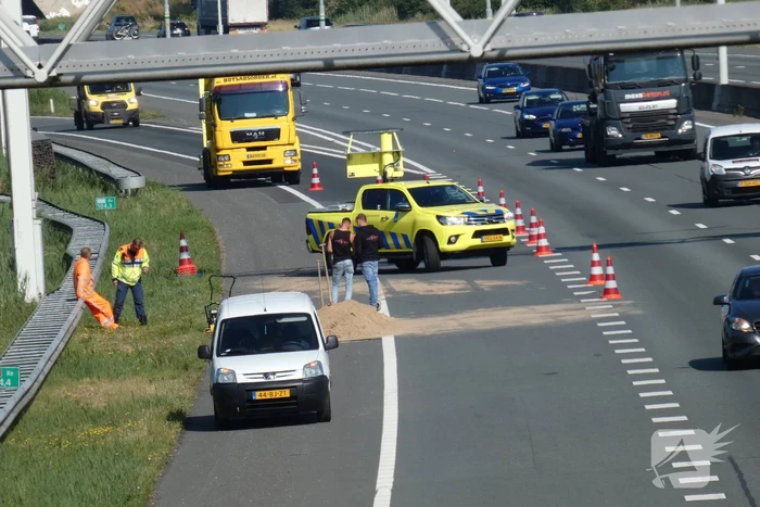 Aanhanger met zand slaat over de kop