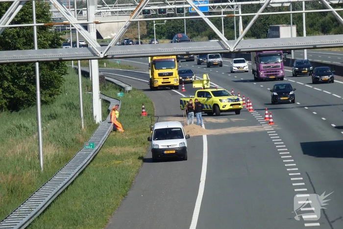 Aanhanger met zand slaat over de kop