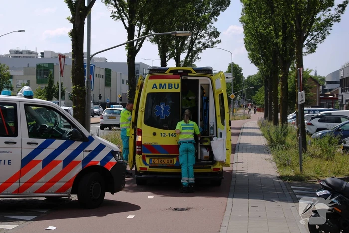 Scooterrijder botst op afslaande bestelbus