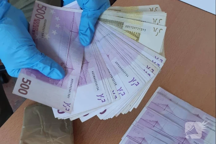 Vier Colombianen aangehouden in woning in Geuzenveld voor witwassen