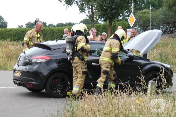 Bestuurster ruikt brandlucht zet auto stil