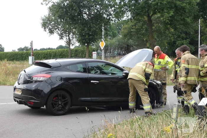 Bestuurster ruikt brandlucht zet auto stil