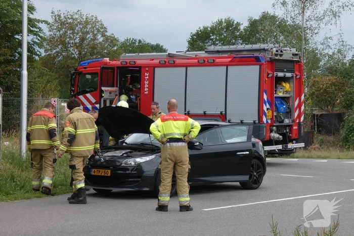 Bestuurster ruikt brandlucht zet auto stil